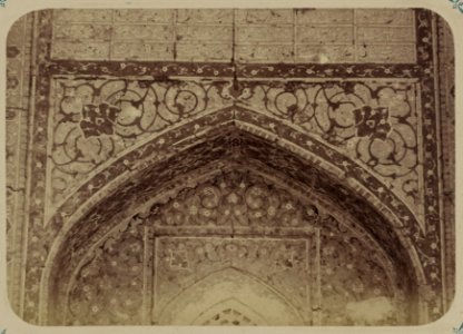 Samarkandskiia drevnosti. Medrese Nadyr Divan Begi sobornaia mechet' (mecheti dzhami). Nadpisi vnutri nishi glavnago vkhoda nad oknom LCCN2007683427