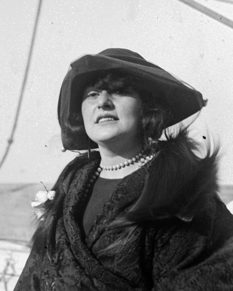 Sally Milgrim LCCN2014713771 (close crop)
