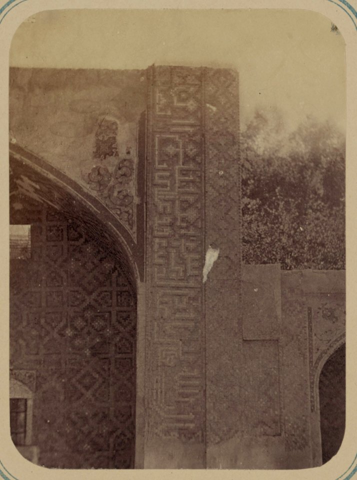 Samarkandskiia drevnosti. Medrese Nadyr Divan Begi. Nadpisi po storonam glavnoi nishi iuzhnago fasada LCCN2007683415