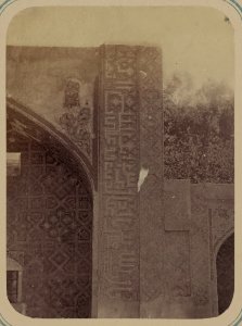 Samarkandskiia drevnosti. Medrese Nadyr Divan Begi. Nadpisi po storonam glavnoi nishi iuzhnago fasada LCCN2007683415