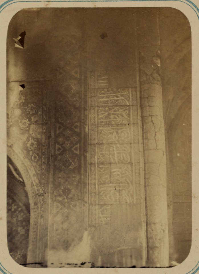 Samarkandskiia drevnosti. Medrese Nadyr Divan Begi. Nadpisi po storonam glavnoi nishi sievernago fasada LCCN2007683417