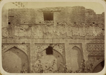 Samarkandskiia drevnosti. Mavzolei Emira Timura Kuragana (Guremir (sic)). Nadpisi idushchiia po frizu vsego fasada LCCN2007683375