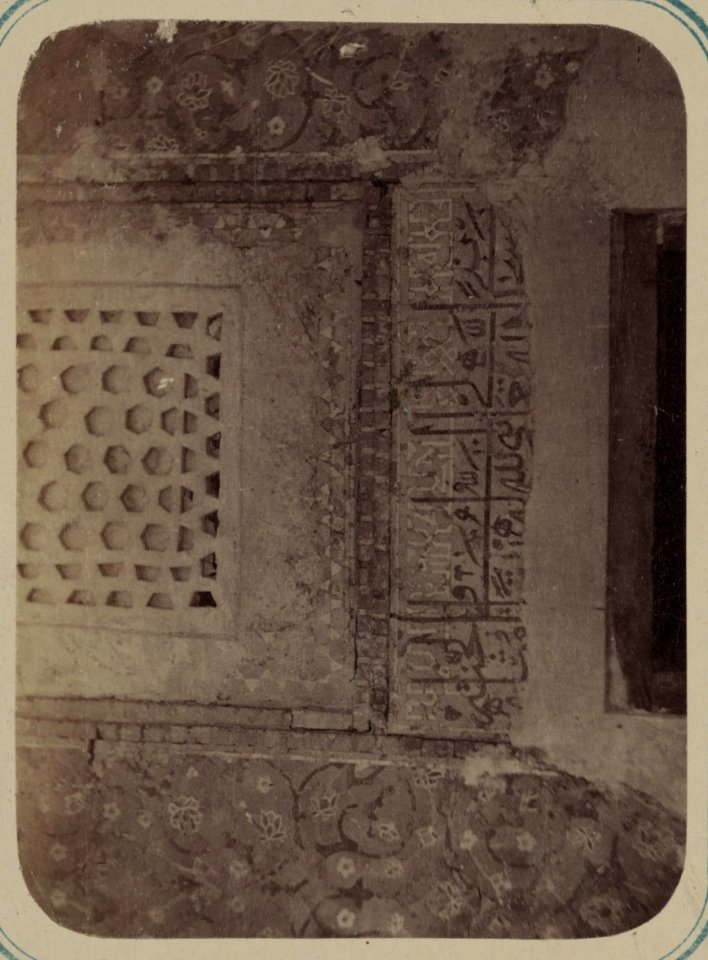 Samarkandskiia drevnosti. Medrese Nadyr Divan Begi. Vnutren. dvor. Nadpis' nad vkhodnoiu dver'iu v keliiu LCCN2007683429