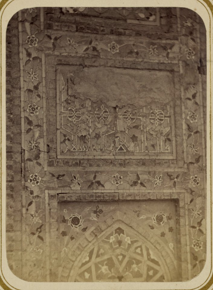 Samarkandskiia drevnosti. Mavzolei Emira Timura Kuragana (Guremir (sic)). Nadpisi po storonam i vnutri glavnoi vkhodnoi nishi LCCN2007683379