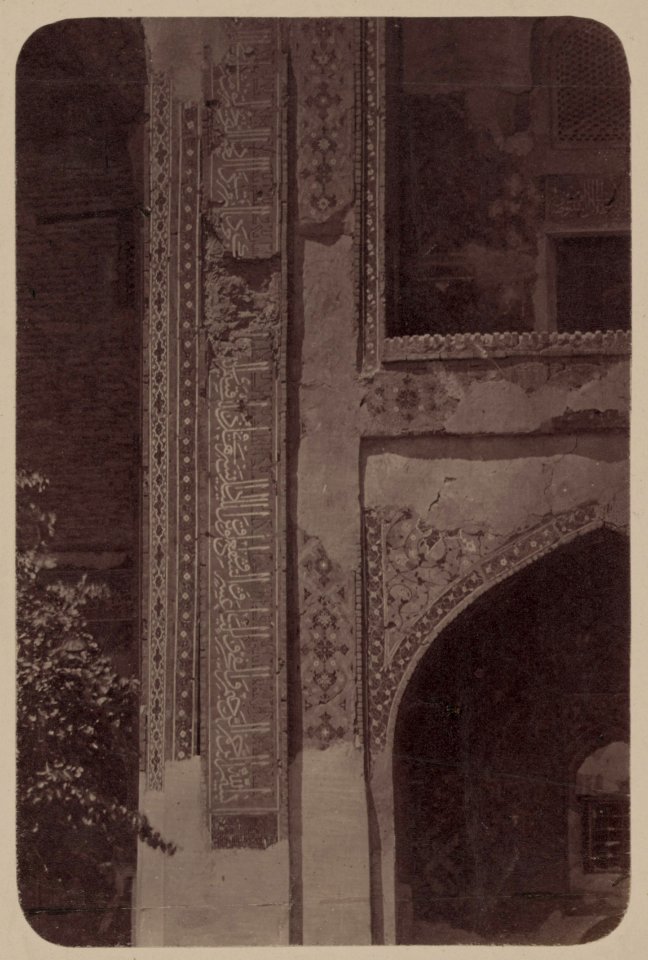 Samarkandskiia drevnosti. Medrese Shir Dar vnutrennii dvor (zapadnaia storona). Nadpis' po pravuiu storonu glavnoi nishi LCCN2007682751