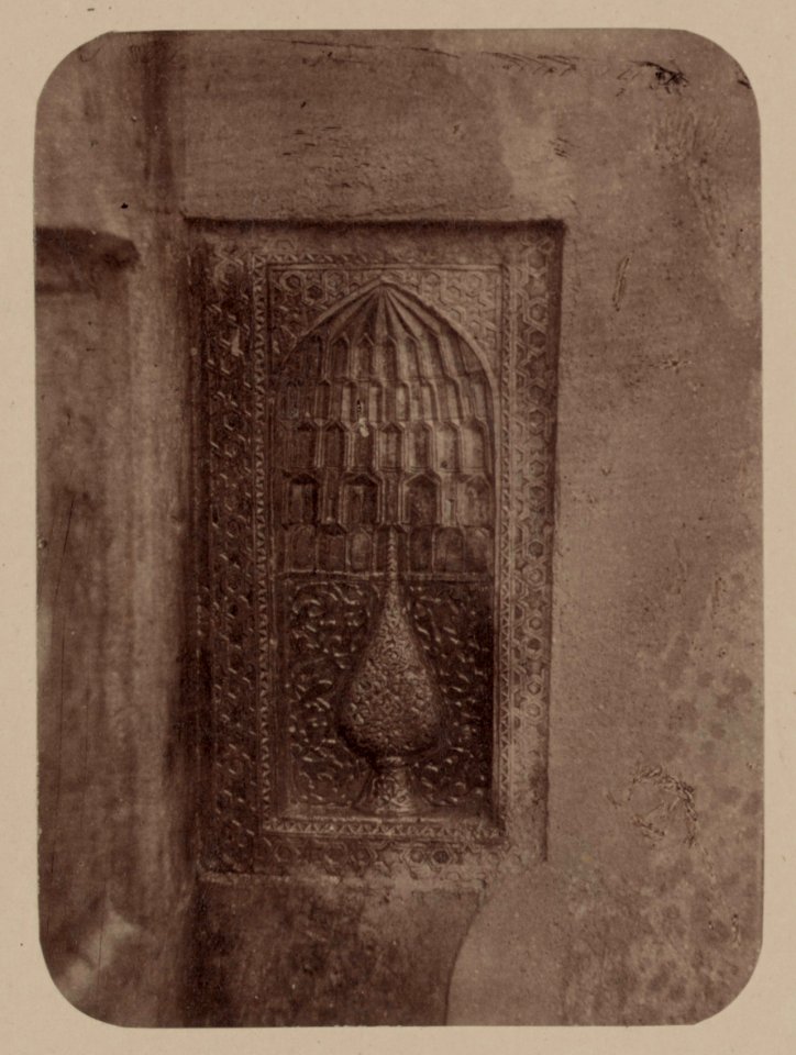 Samarkandskiia drevnosti. Medrese Shir Dar vnutrennii dvor. (zapadnaia storona) Ukrashenie vysiechnoe v mramornoi plitie vnutri LCCN2007682750