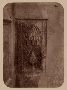 Samarkandskiia drevnosti. Medrese Shir Dar vnutrennii dvor. (zapadnaia storona) Ukrashenie vysiechnoe v mramornoi plitie vnutri LCCN2007682750