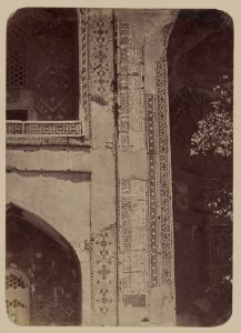 Samarkandskiia drevnosti. Medrese Shir Dar. Vnutrennii dvor (sievernaia storona). Nadpis' na lievoi storonie nishi LCCN2007682763