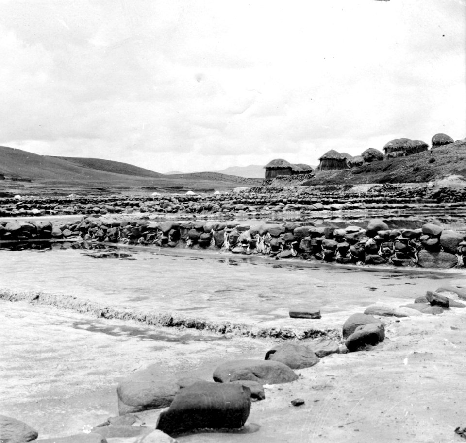 Saltdammar anlagda av aymaraindianer. Mellan Ulloma och Corocoro. Corocoro, Ulloma. Bolivia - SMVK - 002924