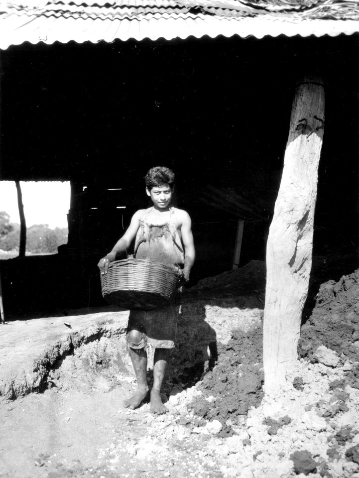 Salthaltig jord bäres till utvattningstrågen. Puerto San José. Guatemala - SMVK - 004527