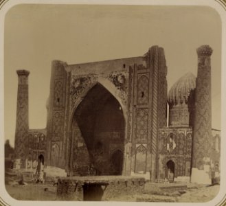 Samarkandskiia drevnosti. Medrese Shir-dar. Postroennoe Ialanktush Bagadurom Vezirem Imam Kuli-Khana. V 1648 g. (1058 g. Gidzhiry). Vid na glavnyi fasad (zapadnaia storona) LCCN2002710078