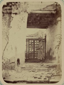 Samarkandskiia drevnosti. Mavzolei Khodzhi Abduderun. Obshchii vid galerei dlia sozertsaniia grobnitsy sviatogo LCCN2007683405