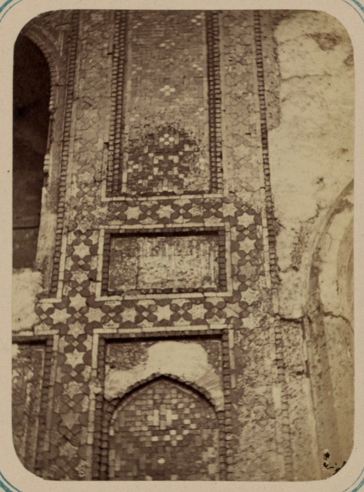 Samarkandskiia drevnosti. Medrese Shir-Dar. Vnutrennii dvor (vost- storona) Nadpis' po pravuiu storonu glavnoi nishi LCCN2007682770