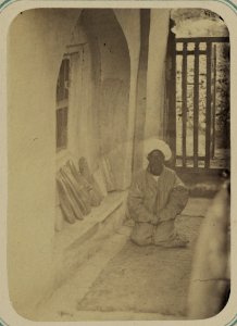 Samarkandskiia drevnosti. Mavzolei Khodzhi Abduderun. Okno iz grobnitsy sviatago vykhodiashchee v galereiu nazyvaemuiu ziaretga LCCN2007683403