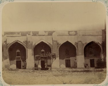 Samarkandskiia drevnosti. Medrese Tillia-Kari. Vnutrennii dvor (siev. storona.) Vid odnoetazhnykh kelii okruzhaiushchikh dvor LCCN2007682790