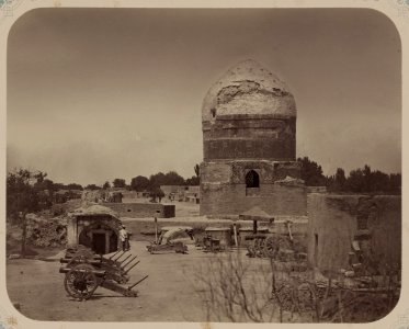 Samarkandskiia drevnosti. Mavzolei sviatago Sheikha Nuretdina Bashira Kutbi-Chaardakhum. Obshchii vid s iuga LCCN2002710083