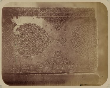 Samarkandskiia drevnosti. Medresse (sic) Bibi Khanym. Sobornaia mechet' (mecheti dzhami). Nadpisi na lievom boku mramornago piupitra (lau) LCCN2007682734