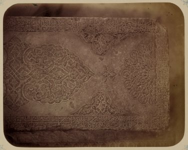Samarkandskiia drevnosti. Medresse (sic) Bibi Khanym. Sobornaia mechet' (mecheti dzhami). Nadpisi na lievom boku mramornago piupitra (lau) LCCN2007682736