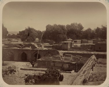 Samarkandskiia drevnosti. Medresse (sic) Sheibani khana i razvaliny mavzoleia Koskunchi-khanov. Vid vnutrennosti dvora i kladbishcha Sheibani-khana LCCN2007683393