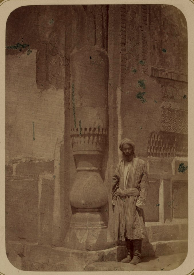 Samarkandskiia drevnosti. Medresse (sic) Shir-dar. Glavnyi fasad. (zapadnyi) Baza i chast' kolony (sic) LCCN2007682748