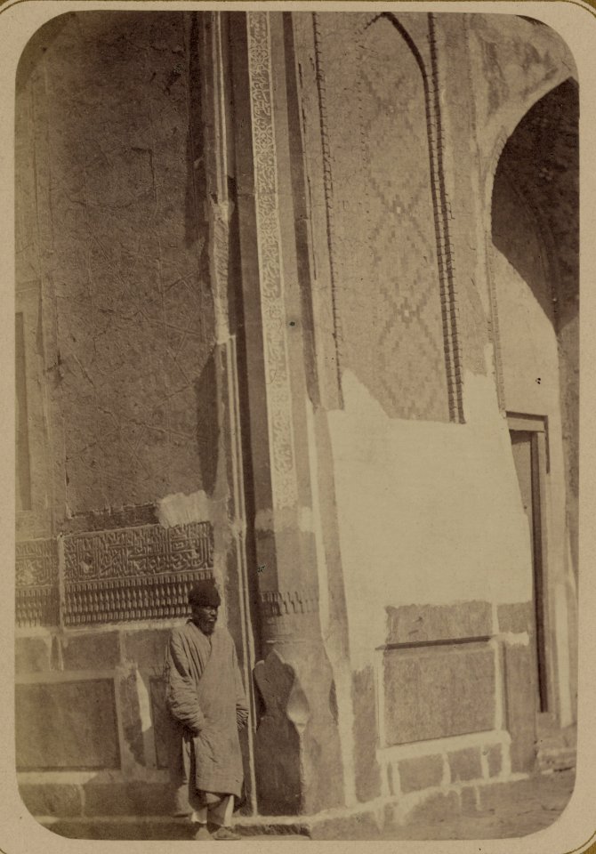 Samarkandskiia drevnosti. Medresse (sic) Shir-dar. Glavnyi fasad. (zapadnyi) Ugol s kolonoi (sic) obrazuemoi na fasadie srednei (maloi) nisheiu LCCN2007682746