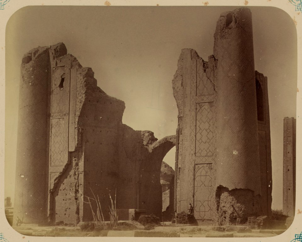 Samarkandskiia drevnosti. Medrese Bibi Khanym. Vid glavnago vkhoda s naruzhnoi storony LCCN2008676189