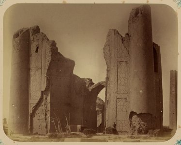 Samarkandskiia drevnosti. Medrese Bibi Khanym. Vid glavnago vkhoda s naruzhnoi storony LCCN2008676189