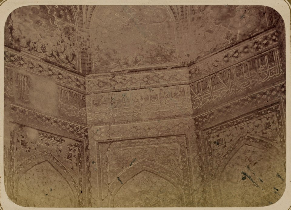Samarkandskiia drevnosti. Medresse (sic) Shir-dar. Vnutren. dvor. Nadpisi idushchiia vnutri nish v verkhnei ikh chasti. Seredina LCCN2007682762