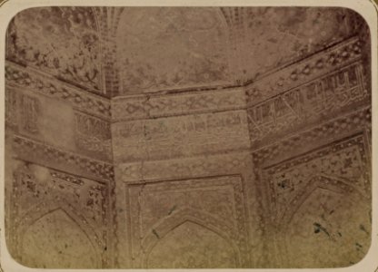 Samarkandskiia drevnosti. Medresse (sic) Shir-dar. Vnutren. dvor. Nadpisi idushchiia vnutri nish v verkhnei ikh chasti. Seredina LCCN2007682762