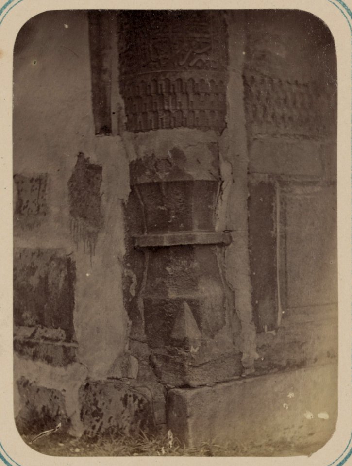 Samarkandskiia drevnosti. Medresse (sic) Tillia Kari. Vnutrennii dvor. (zapadnaia storona) Baza uglovoi polukolony (sic) (naruzhnoi) LCCN2007682787