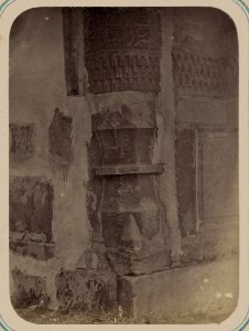 Samarkandskiia drevnosti. Medresse (sic) Tillia Kari. Vnutrennii dvor. (zapadnaia storona) Baza uglovoi polukolony (sic) (naruzhnoi) LCCN2007682787