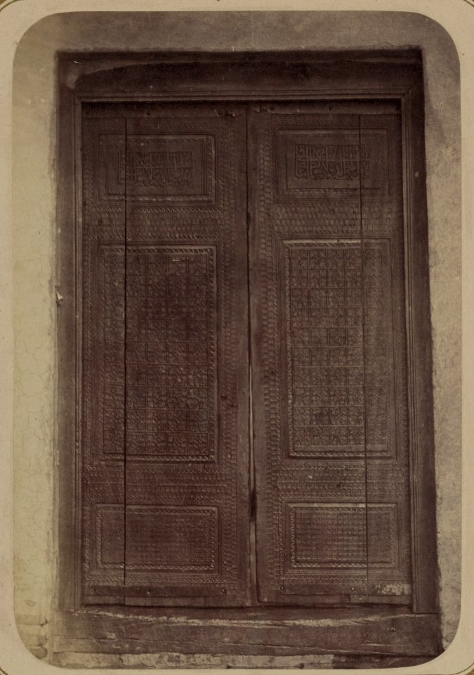 Samarkandskiia drevnosti. Medresse (sic) Tillia-Kari. Glavnyi fasad. (iuzhnyi) Dver' vo vnutrenii dvor LCCN2007682778