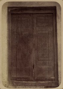 Samarkandskiia drevnosti. Medresse (sic) Tillia-Kari. Glavnyi fasad. (iuzhnyi) Dver' vo vnutrenii dvor LCCN2007682778