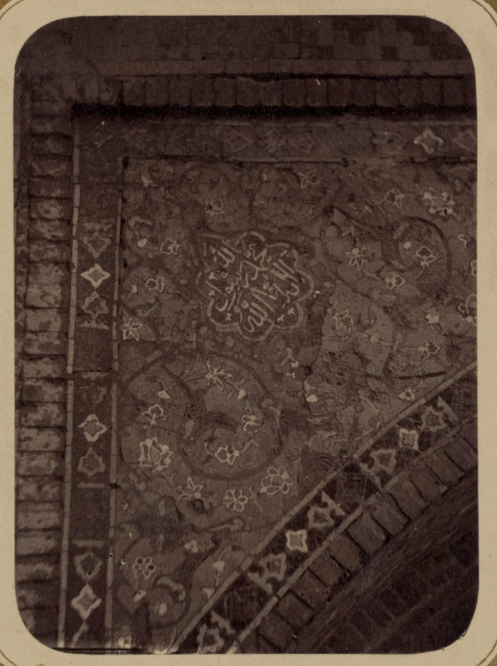 Samarkandskiia drevnosti. Medresse (sic) Tillia-Kari. Glavnyi fasad. (iuzhnyi) Otdielka uglov v oknnykh (sic) nishakh LCCN2007682779