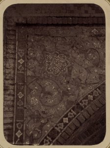 Samarkandskiia drevnosti. Medresse (sic) Tillia-Kari. Glavnyi fasad. (iuzhnyi) Otdielka uglov v oknnykh (sic) nishakh LCCN2007682779