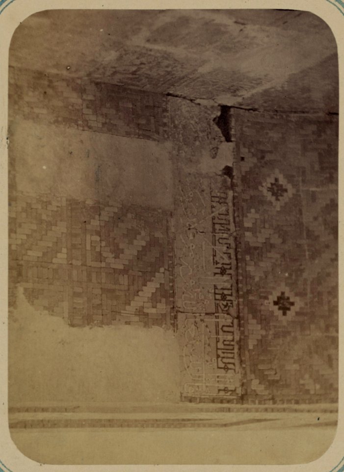 Samarkandskiia drevnosti. Medrese Nadyr Divan Begi. Nadpisi idushchie vnutri glavnoi nishi pri vkhodie s ulitsy LCCN2007683418