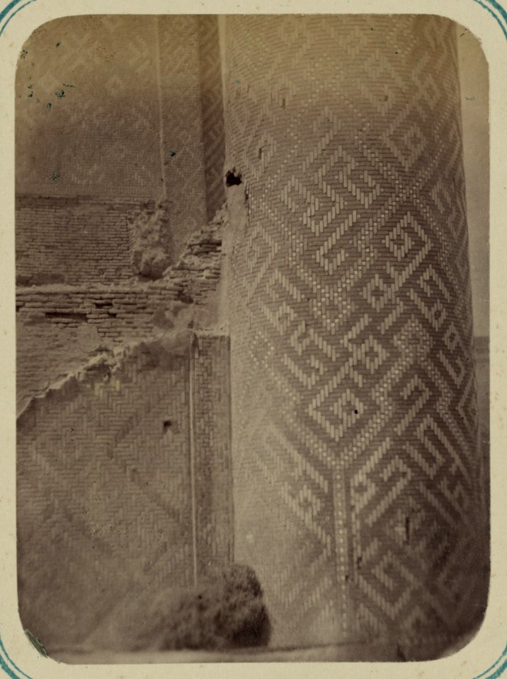 Samarkandskiia drevnosti. Medresse (sic) Ulug-Bek. Glavnyi fasad (vostochnyi). Chast' nadpisei na stiene minareta LCCN2007682798