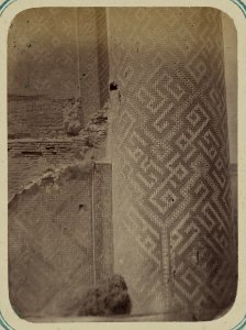 Samarkandskiia drevnosti. Medresse (sic) Ulug-Bek. Glavnyi fasad (vostochnyi). Chast' nadpisei na stiene minareta LCCN2007682798