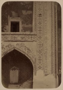 Samarkandskiia drevnosti. Medrese Shir Dar vnutrennii dvor. (zapadnaia storona) Nadpis' po lievuiu storonu glavnoi nishi LCCN2007682749
