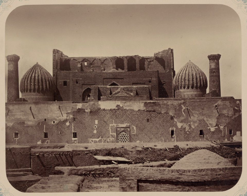 Samarkandskiia drevnosti. Medrese Shir Dar. Vid medrese s vostochnoi storony LCCN2007682742