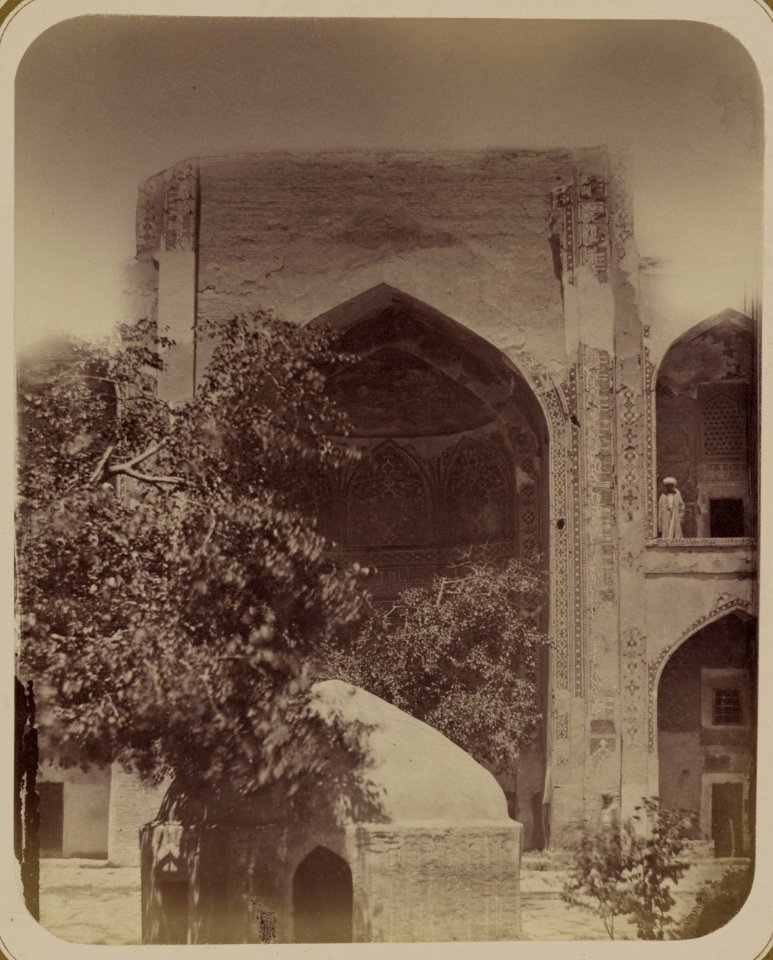 Samarkandskiia drevnosti. Medrese Shir Dar. Vnutrennii dvor (sievernaia storona). Nadpis' na pravoi storonie nishi LCCN2007682764