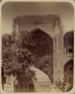 Samarkandskiia drevnosti. Medrese Shir Dar. Vnutrennii dvor (sievernaia storona). Nadpis' na pravoi storonie nishi LCCN2007682764