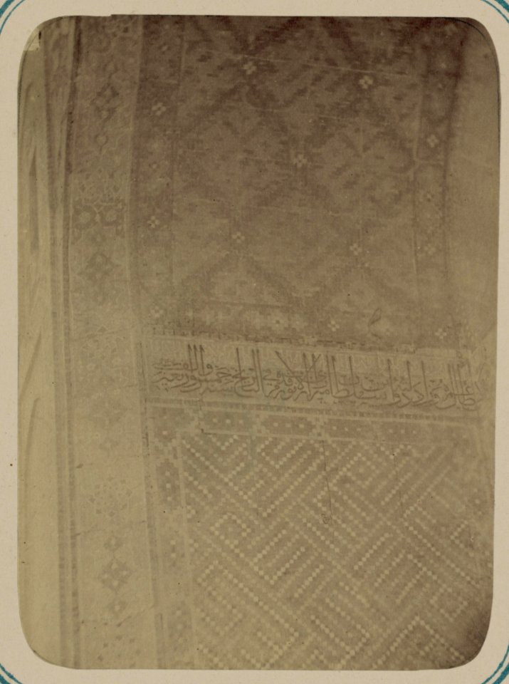 Samarkandskiia drevnosti. Medrese Shir Dar. Vnutrennii dvor (zap. storona). Nadpis' na lievoi shchekie glavnoi nishi LCCN2007682752