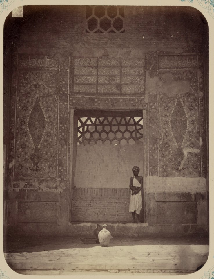 Samarkandskiia drevnosti. Medrese Shir Dar. Vnutrennii dvor (zap. storona). Nadpis' vnutri glavnoi nishi LCCN2002710079