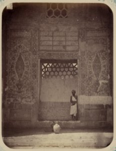 Samarkandskiia drevnosti. Medrese Shir Dar. Vnutrennii dvor (zap. storona). Nadpis' vnutri glavnoi nishi LCCN2002710079
