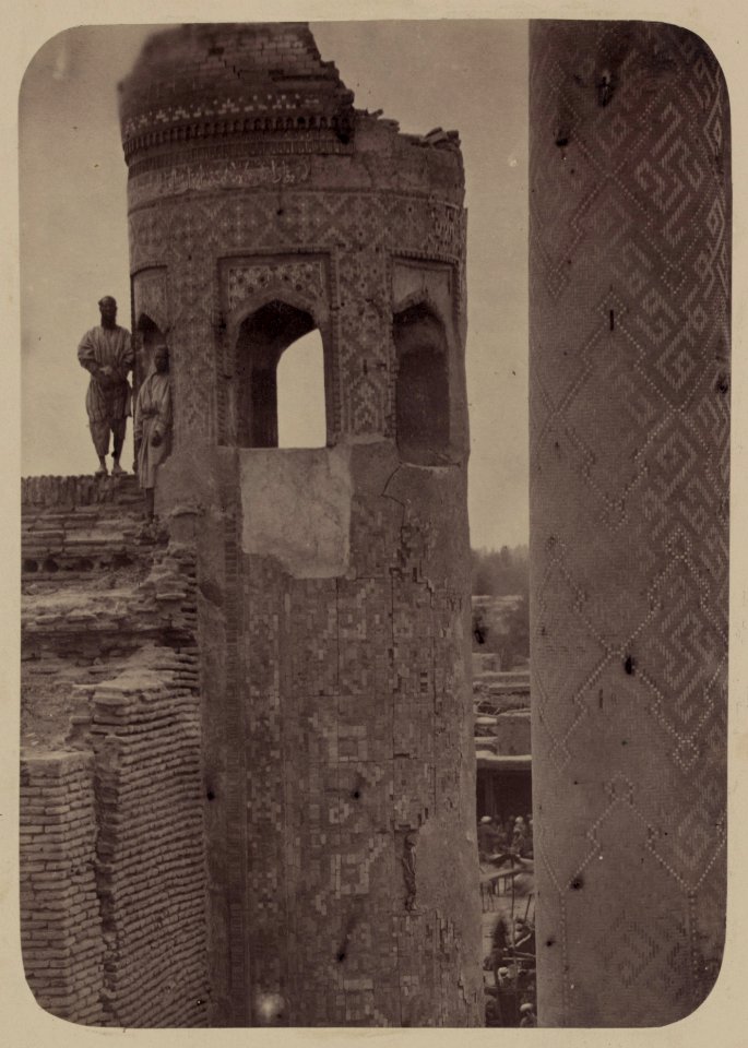 Samarkandskiia drevnosti. Medrese Tillia Kari. Vnutren. dvor. (iuzhnaia storona) Verkhniaia chast' minareta LCCN2007682781