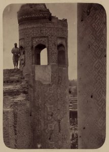 Samarkandskiia drevnosti. Medrese Tillia Kari. Vnutren. dvor. (iuzhnaia storona) Verkhniaia chast' minareta LCCN2007682781