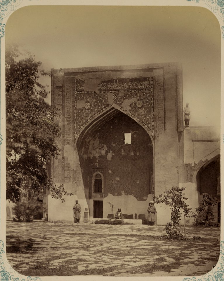 Samarkandskiia drevnosti. Medrese Tillia-Kari. Vnutrennii dvor (siev. storona.) Vid serednei (bol'shoi) nishi LCCN2007682789