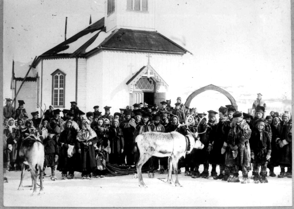 Samer foran inngangspartiet etter gudstjeneste i Sør-Varanger kirke, 456, Kirkenes, Sør-Varanger - Norsk folkemuseum - NF.09765-015