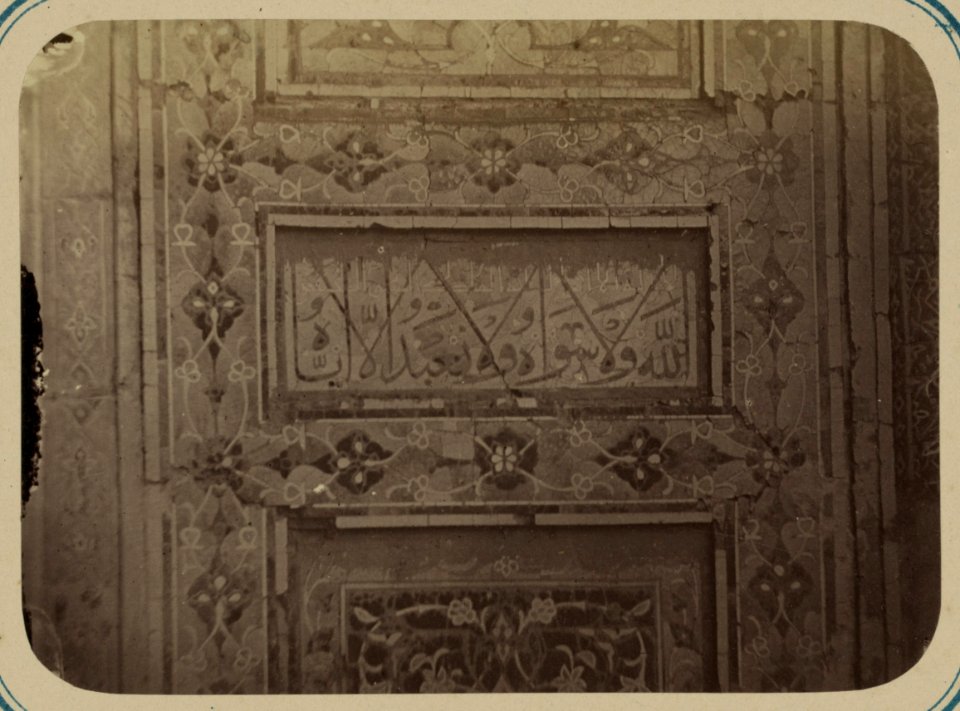 Samarkandskiia drevnosti. Medrese Ulug-Beka. Nadpis' vnutri nishi s lievoi storony okna (sic) LCCN2007683362